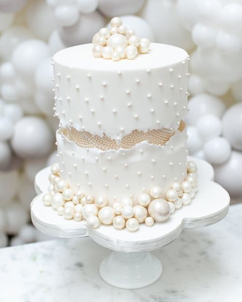 Wedding Cake Trends, Fancy Wedding Cakes, Wedding Cake Pearls, Pearl Cake, Wedding Cake Tops, Torte Cupcake, Luxury Wedding Cake, Wedding Cake Flavors, White Wedding Cakes