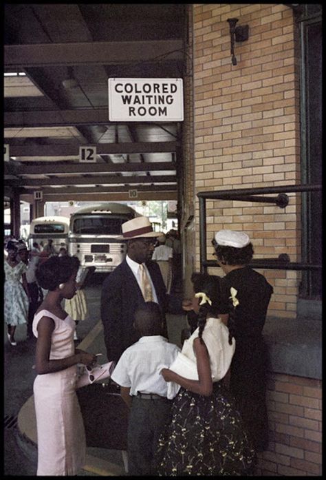 Racial segregation - Alabama 1950s Gordon Parks Photography, Life Magazine Photos, African American Family, Walker Evans, Gordon Parks, Magazine Images, Rare Images, Jim Crow, Park Photography