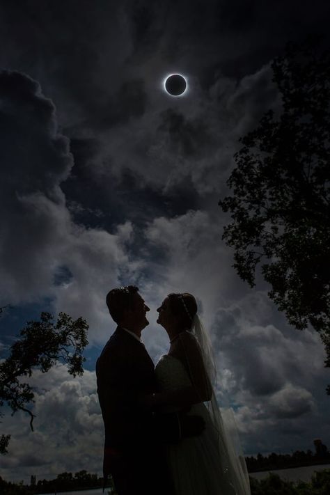 Eclipse Wedding, Solar Eclipse Photography, Eclipse Photography, Wedding Survival Kits, Eclipse Photos, Night Wedding Photos, Beautiful Salon, Photo Class, Moon Wedding