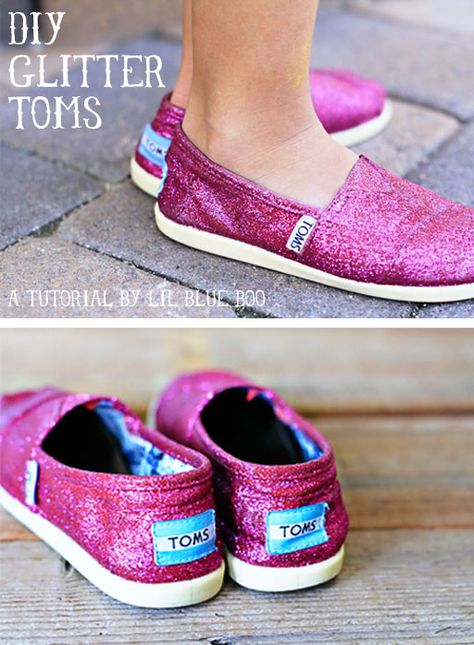 DIY Glitter TOMS via lilblueboo.com Teen Diy, Fashion Teens, Quinceanera Shoes, Glitter Projects, Painted Toms, Homemade Ideas, Diy Shoe, Diy Glitter, Glitter Crafts