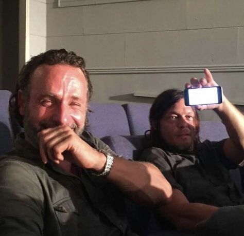 Andrew Lincoln Norman Reedus, Daryl And Rick, Andy Lincoln, Twd Memes, Twd Funny, Walking Dead Cast, Carl Grimes, Andrew Lincoln, Best Duos