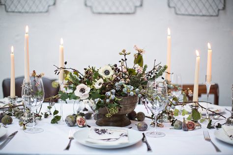 Beautiful table decor Christmas Table Inspiration, Winter Table Setting, Winter Wedding Centerpieces, Irish Christmas, Scandinavian Christmas Decorations, Tafel Decor, Christmas Table Centerpieces, Winter Table, Table Setting Decor