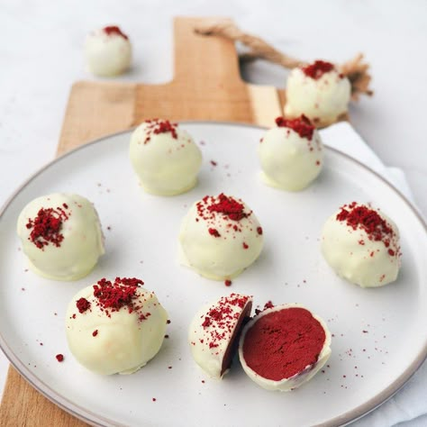 Red velvet truffels - Leuke recepten Red Velvet Truffles, High Tea Food, Sweet Recipes Desserts, Sweet Desserts, Tea Recipes, Easy Baking, High Tea, Diy Food, Cake Desserts