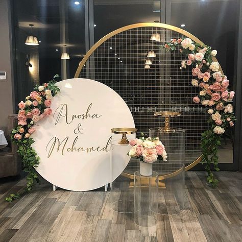 Vintage Party Backdrop, Engement Decoration At Home, Gold Decor For Wedding, Round Backdrop Wedding, Cylinder Pedestal, Engagement Design, Pedestal Display, Engagement Congratulations, Wedding Background Decoration