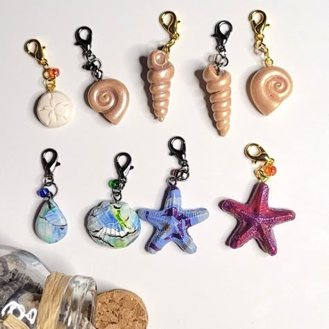 Polymer Clay And Shells, Cute Polymer Clay Jewelry, Clay Charms Bracelet, Clay Charms Necklaces, Polymer Clay Charm Ideas, Clay Charms Diy, Clay Charm Ideas, Diy Necklace Charms, Clay Charm Bracelet