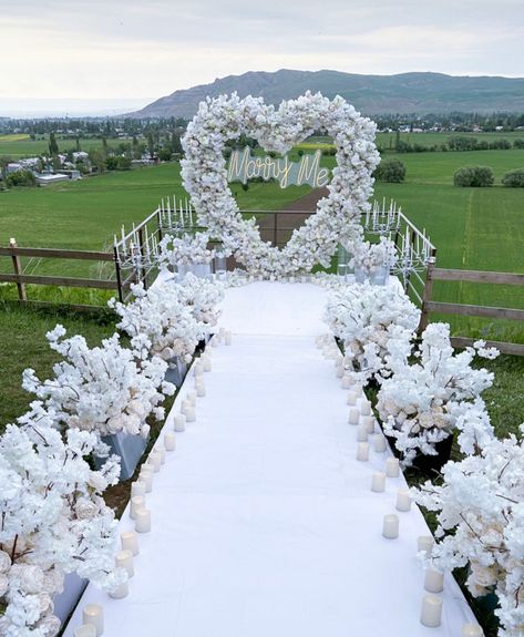 Proposal Arch, Isle Decorations, Wedding Proposal Ideas Engagement, Proposal Decor, Weddings Decorations Elegant Romantic, Romantic Dinner Decoration, Dream Wedding Locations, Castle Backdrop, Booth Wedding