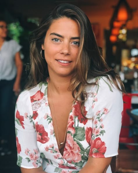 Lorenza Izzo Hot, Lorenza Izzo, Joanna Marie, Dark Skin Light Hair, Light Hair, Beautiful Woman, True Beauty, Dark Hair, Brown Hair