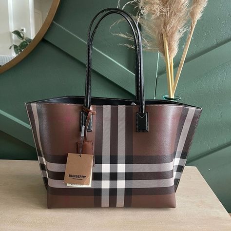 NEW Burberry Check and Leather Medium Tote Dark Birch Brown Burberry Store, Burberry Tote Bag, Alesha Dixon, Burberry Tote, Inside My Bag, Dog Clip, Burberry Wallet, Burberry Handbags, Luxury Bag