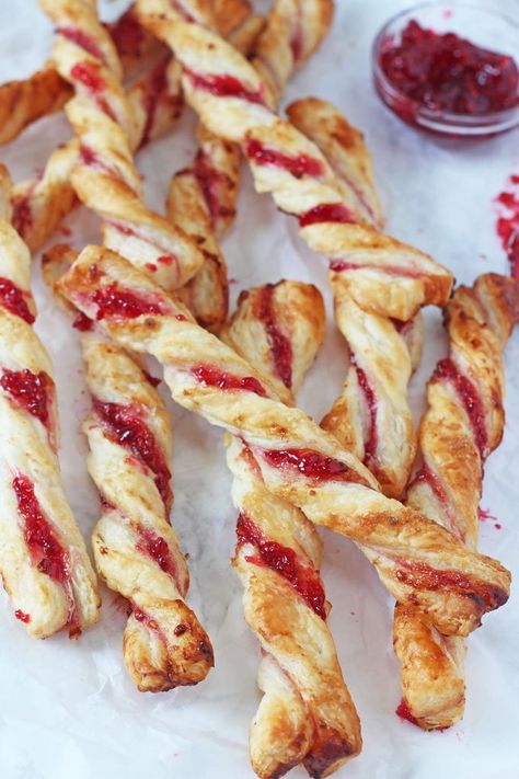 Raspberry Jam Puff Pastry Straws! A delicious sweet treat that the kids will love and are so easy to make! Pastry Ideas Creative, Toddler Puff Pastry Recipe, Puff Pastry Toddler Recipe, Jam Puff Pastry, Sweet Puff Pastry Recipes, Sweet Puff Pastry, Puff Pastry Recipes Dessert, Puff Pastry Twists, Pastry Ideas