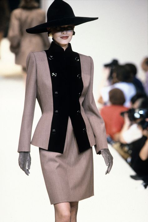 Givenchy Fall 1995 Couture Collection - Vogue Givenchy Fashion, Givenchy Couture, Vintage Runway, 1990s Fashion, Runway Collection, Runway Models, Vogue Paris, Looks Vintage, Couture Collection