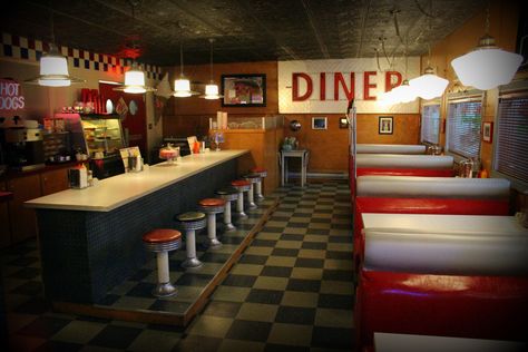 Get the Look: Riverdale's Moody Retro Diner Vibes Pops Diner, Playlist Icons, Archers Voice, Diner Aesthetic, Diner Decor, Vintage Diner, Future School, Retro Diner, American Diner