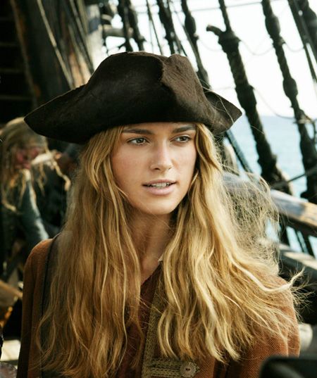 elizabeth swann played by Keira Knightly Kierra Knightly, Keira Knightley Pirates, Elisabeth Swan, Kiera Knightly, Female Pirate Costume, Elizabeth Swann, Keira Knightly, Pirate Hat, Pirate Woman