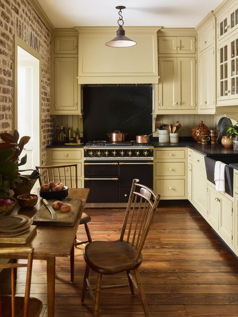 A Beautiful 19th-Century Carriage House Restoration in Charleston — THE NORDROOM Small Country Kitchens, Four Square Homes, Wooden Mantel, Heart Pine Flooring, Georgian Townhouse, House Restoration, Townhouse Designs, Classic Kitchen, Pine Floors