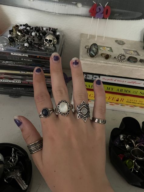 Grunge Jewellery Aesthetic, Ring Sets Aesthetic, Grunge Rings Aesthetic, Ring Astethic, Grunge Rings, Lots Of Rings, Grunge Jewellery, Grunge Ring, Ring Stacks