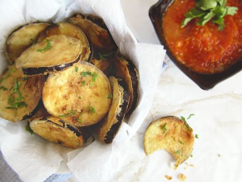 Fried Eggplant Slices With Fresh Tomato Sauce Tomato Dipping Sauce, Greek Appetizers, Fried Eggplant, Healthy Potatoes, Fresh Tomato Sauce, Feta Recipes, Spicy Tomato Sauce, Zucchini Fritters, Zucchini Fries