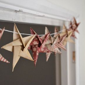 DIY Star Garland Christmas crafts - Girl about townhouse. Love this rustic look! Diy Star Garland, Star Garland Christmas, Diy Star, Origami Star, Homemade Christmas Decorations, Star Garland, Origami Stars, Diy Origami, Christmas Makes