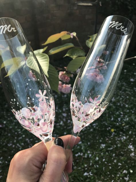 Rustic pink hand painted champagne flutes Diy Painted Champagne Flutes, Champagne Flute Painting, Champagne Glass Painting, Painted Champagne Glasses, Shell Paintings, Painted Champagne Flutes, Hand Painted Champagne Flutes, Tangled Wedding, Baby Brunch