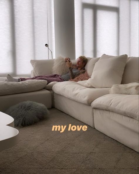 Hailey Bieber via Instagram Stories: “Meu amor” #justinbieber #haileybieber Dream House Ideas, House Ideas Interior, Girls Apartment, Minimalist Room, Teen Bedroom Decor, Beige Walls, Dream Apartment, Insta Stories, Ig Stories