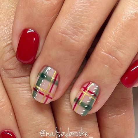 Brooke Jensen on Instagram: "Fellin’ the Christmas spirit with some plaid!!🙌🏼♥️ . . . . #gelpolish #handpaintednailart #naturalnailsonly #utahnailtech #utahnailartist #nailartist #nailart #naildesigns #nailartdesigns #freehandart #freehandnailart #gelnails #nails #nailmagazine #nailinspo #holidaynails #christmasnails #christmasnailart #decembernails #trendychristmasnails #festivechristmasnails #christmasplaidnails #christmasplaidnailart #plaidnails #redplaidnails #greenplaidnails #decemberplaidnails #redchristmasnails #holidayplaidnails #nailsbybrooke___Christmas" Plaid Xmas Nails, Flannel Christmas Nails, Tartan Nails Christmas, Christmas Nails Tartan, Christmas Flannel Nails, Christmas Checkered Nails, Christmas Plaid Nails Design, Red And Green Plaid Nails, Holiday Plaid Nails