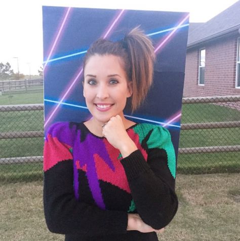 Embrace the bad school photo aesthetic with this '80s glamour shot costume. 3 People Halloween Costumes, 3 People Costumes, 80s Halloween Costumes, 90s Halloween Costumes, Classic Halloween Costumes, 90s Halloween, Halloween Costumes College Girls, Halloween Costumes For 3, School Photo