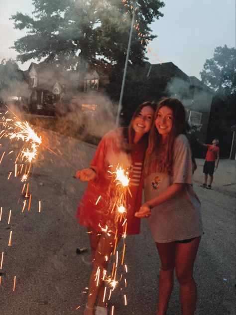 Friends Doing Fun Things Aesthetic, Tumblr Summer Aesthetic 2014, Summer Fun Pictures, Bestie Summer Aesthetic, Fun Pics To Recreate With Friends, Summer Aesthetic Pictures With Friends, July Fourth Aesthetic, Summer 16 Aesthetic, Summer Friends Photos