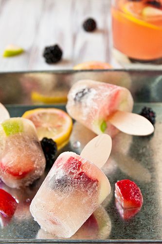 White Sangria Popsicles - These boozy popsicles are the perfect way for all adults to cool off! You can also mix things up by adding different combinations of fruit! #sangria #popsicles Wine Popsicles, Boozy Popsicles, Water Fruit, White Wine Sangria, Kid Foods, Wine Sangria, Fruit Popsicles, Fresh Fruit Recipes, White Sangria