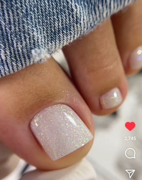 White Glitter Toenails, White Pedicure With Glitter, Sparkly White Pedicure, Winter 2024 Pedicure Colors, New Year Pedicure Ideas, White And Silver Pedicure, White Glitter Toe Nails, Christmas Toe Nail Ideas, Holiday Toe Nails Summer