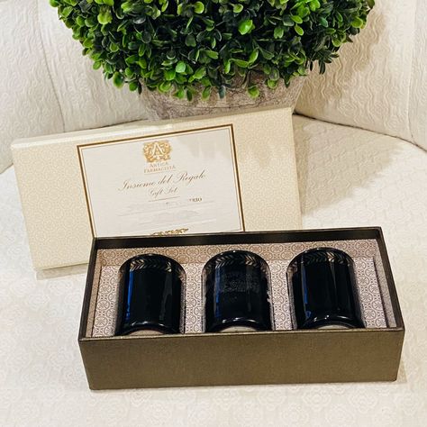 -Unused Limited Edition For Nordstroms Boxed Candle Set. No Longer Carried In Stores. -Original Box Shows Wear From Storage And Candles Have A Bit Of Dust And One Has A Dent In The Wax-Photo 3 -Gorgeous Black Containers With One Having A Crackled Mirror Affect-Photo 1 And 2 -Contains Three 3 Oz. Scents-Sandalwood Amber, Vanilla, Bourbon, & Mandarin And Very Hard To Find Special Edition Candle No 11! -This Company Screams Elegance From It's Packaging To It's Unique Scent Combinations. -I Place Mu Scent Combinations, Wax Photos, Vanilla Bourbon, Candle Packaging, Candle Box, Candle Set, Photo 1, Black Cream, Scents