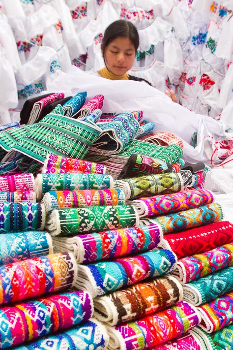 Bolivian Aesthetic, Ecuadorian Fashion, Ecuador Culture, Packing List Kids, Ecuador Travel, Street Vendors, Global Textiles, Quito Ecuador, Peru Travel