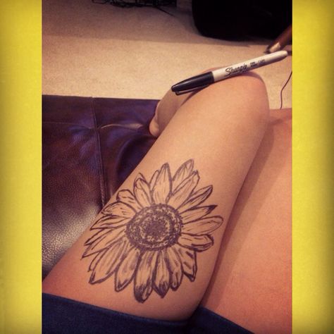 Daisy thigh sharpie tattoo. Doodles On Thigh, Leg Doodles Pen, Leg Doodles, Body Doodles, Sharpie Tattoo, Thigh Henna, Human Heart Drawing, Sharpie Drawings, Tattoo Placements