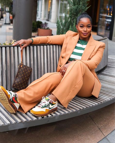 Sneakers And Business Casual, Women In Suits And Sneakers, Womens Suit With Sneakers, Cool Work Shoes, Suits And Sneakers Black Women, Styling Suits Women, Women Suits With Sneakers, Business With Sneakers, Sneaker Fits Women