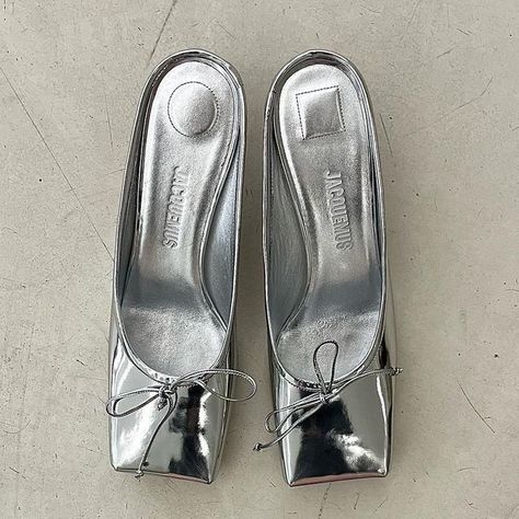 ♡︎✿✰Marie✰✿♡︎ on Instagram: "Metallic is the *only* way 🥀😈" Metal Clothing, Metallic Shoes, Shoe Inspo, Silver Shoes, July 25, Trendy Sneakers, Pretty Shoes, Dream Shoes, Shoe Obsession