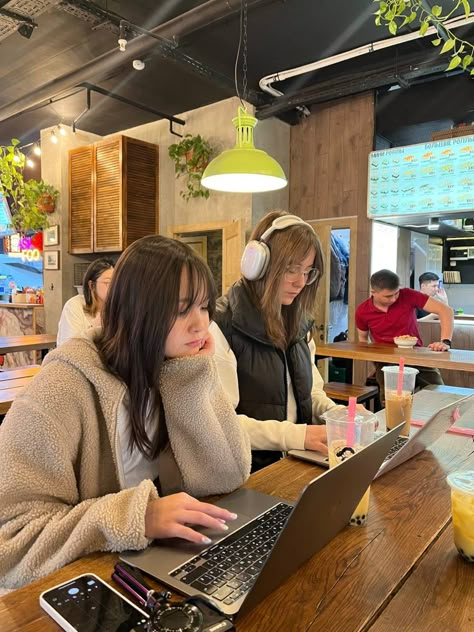 Cafe Study Aesthetic With Friends, Studying With Friends Aesthetic, Friends Studying Together, List To Do With Friends, Highschool Movie, Vision Board Academic, Friends Working Together, Studious Aesthetic, Working With Friends