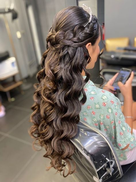 Down Hairstyles Quinceanera, Braided Hairstyles For Sweet 16, Quinceanera Hairstyles All Down Curls, Quinceñera Hairstyles With Crown, Queincearra Hairstyles, Mom Of The Quinceanera Hair, Quinceanera Hairstyles With Braids, Quince Hairstyles With Crown Curls, Quinceanera Half Up Half Down Hairstyles