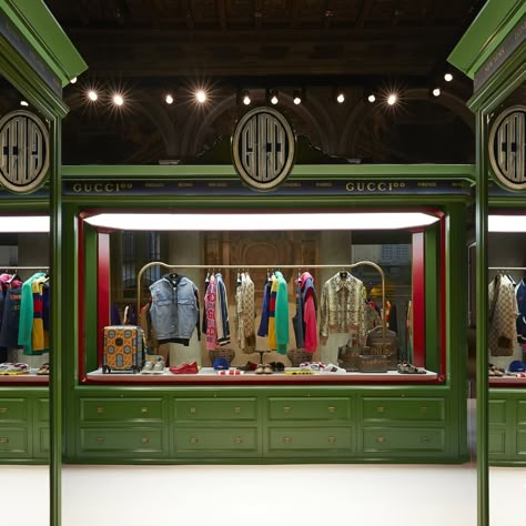 Gucci Circolo Celebrates the Maison's Stylistic Codes with Immersive Experience Gucci Pop Up Store, Gucci Interior Design, Gucci Showroom, Gucci Store Interior, Gucci Interior, Clothing Store Design, Gucci Store, Gucci Shop, Interior Display