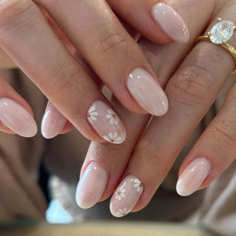 Pretty wedding nails inspo🌼 @_nailgirlshae #weddingnails #flowernails #weddingdaisynails #weddingplanning #weddinginspo #weddingpbeauty #weddingideas #weddinginspiration #bridetobe #pinkdaisynails Milky Nails, Subtle Nails, Daisy Nails, Simple Gel Nails, Casual Nails, Cute Gel Nails, روتين العناية بالبشرة, Short Acrylic Nails Designs, Oval Nails