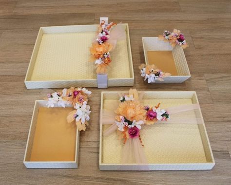 Suit Gift Packing Ideas, Gift Tray Packaging, Wooden Tray Decoration Ideas For Wedding, Trousseau Packing Ideas Trays, Suit Packing Ideas, Suit Packing Ideas Wedding, Diy Engagement Decorations, Hantaran Pernikahan, Wedding Gift Hampers