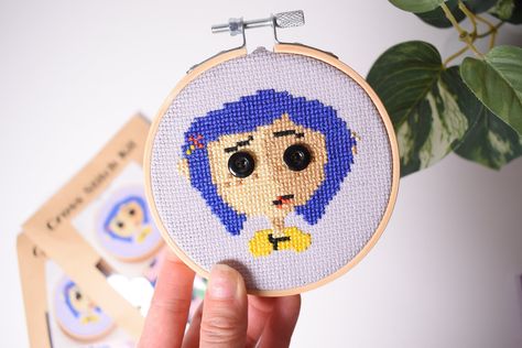 Horror Movie Cross Stitch, Coraline Embroidery, Coraline Gifts, Movie Cross Stitch, Coraline Button, Stitch Movie, Diy Beginner, Stitch Diy, Disney Cross Stitch Patterns