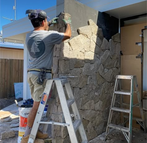 Outdoor Stone Wall Ideas, Stone Texture Wall Exterior, Indoor Stone Wall, Landscape Entrance, Stone Veneer Exterior, Luxury Landscape, Stone Construction, Stone Wall Design, Cladding Design