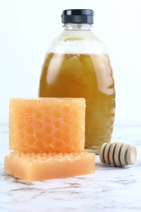 Honey Soap Recipe Melt and Pour (Honeycomb Soap With Bubble Wrap) - Everything Pretty Honey Soap Recipe, Honeycomb Soap, Making Bar Soap, Natural Soaps Recipes, Homemade Soap Bars, Easy Soap Recipes, Jelly Soap, Diy Soap Recipe, Soap Melt And Pour