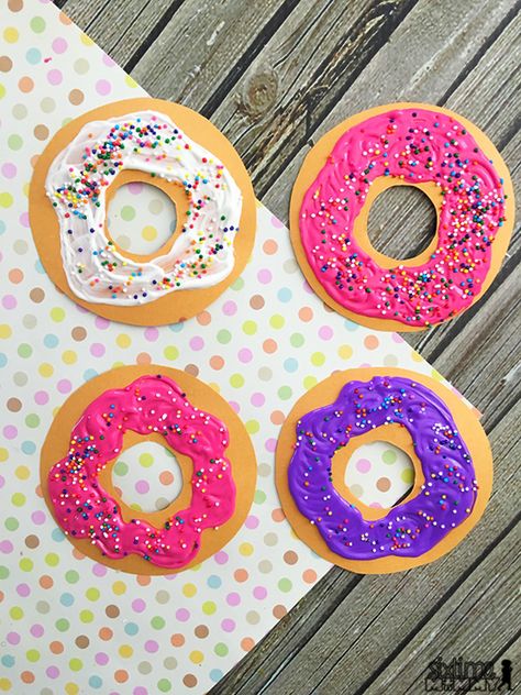 Donut Craft, Donut Decorating Ideas, Donut Art, Preschool Activities Toddler, Daycare Crafts, Kindergarten Crafts, Classroom Crafts, Toddler Art, Food Crafts