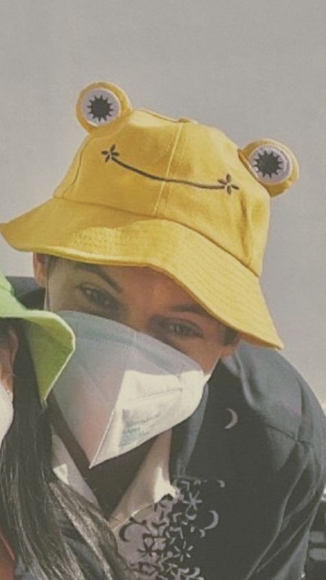 frog hat harry Smile Nails, Harry Styles Icon, Frog Hat, Aesthetic Yellow, Nails Aesthetic, Grammy Awards, Harry Styles, Yellow