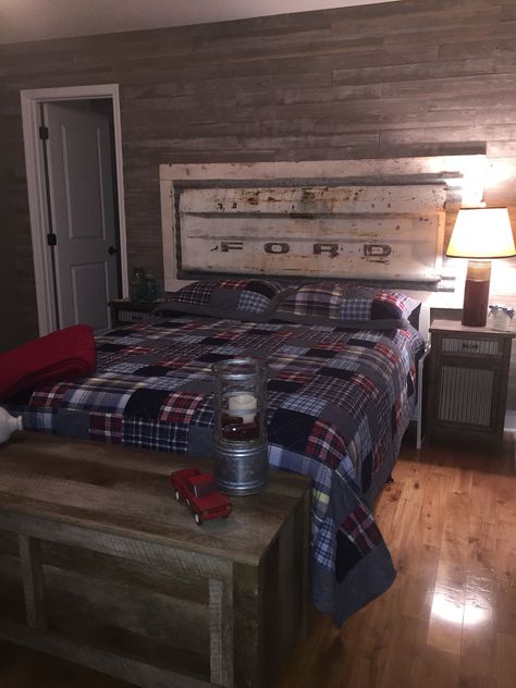 Tailgate Headboard, Hunter Room, Barn Wood Wall, Truck Tailgate, Cars Room, Car Bedroom, Rustic Bedding, Headboard Designs, Boy Bedroom