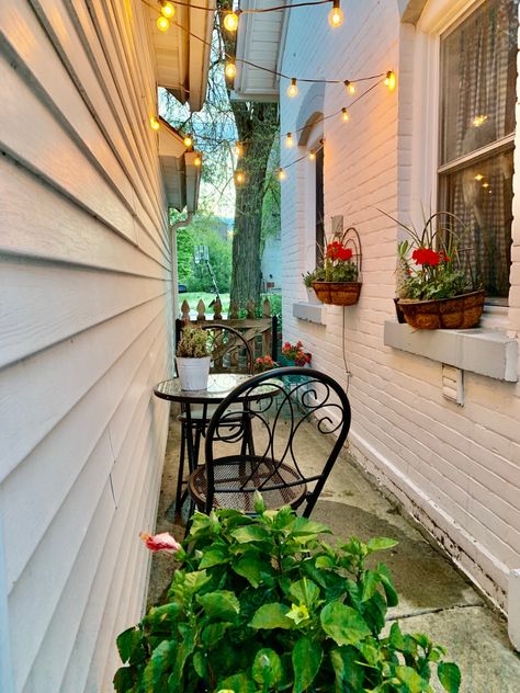 Small Alley Garden Side Yards, Alleyway Garden Walkways, Small Alley Garden, Alley Garden Side Yards, House Side Alley Ideas, Backyard Alleyway Ideas, Shady Alleyway Garden, Alleyway Garden Side Yards, Side Return Ideas Garden