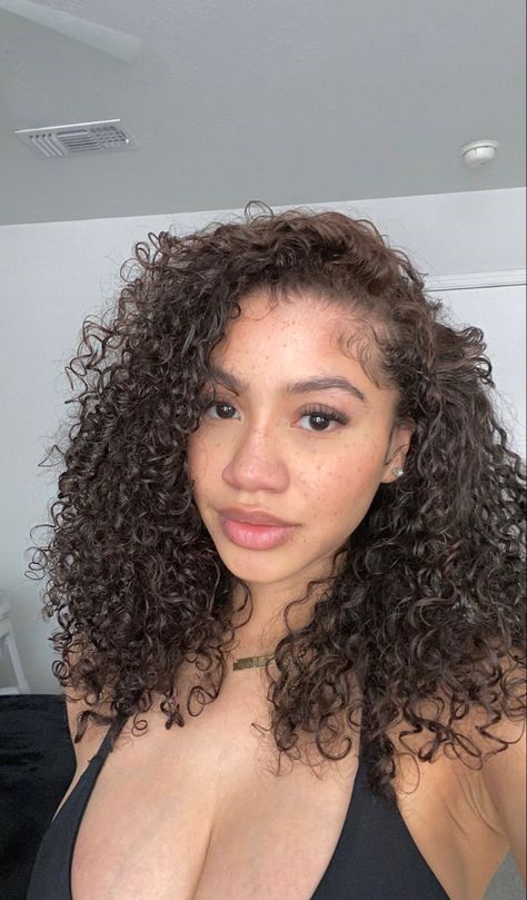 Curly Hair Edges Styles, Side Part Curly Hair Natural, Curly Side Part Natural Hair, Wet Look Natural Hair, Side Part Curly Hair, Light Skin Women, Curly Side Part, Curly Hair Side Part, Curly Hair Drawing