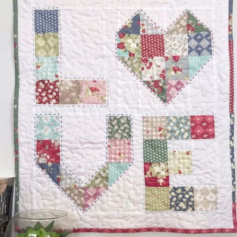 All we need is LOVE we sure could usehellip Pixel Quilt Patterns Free, Quilting Projects Ideas Free Pattern, Valentines Quilt, Seasonal Quilts, Mini Patchwork, Love Quilt, Heart Quilt Pattern, Mini Quilt Patterns, Hanging Quilts