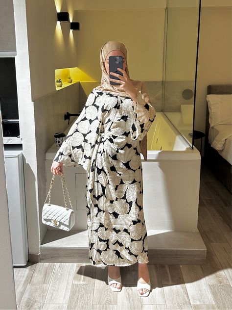 Patterned Summer Dress, Modest Long Dresses, Modest Outfits Muslim, Abaya Outfit, Hijab Fashion Summer, Modest Dresses Fashion, Modern Hijab Fashion, Mode Turban, Modest Fashion Hijab