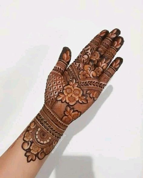 Most beautiful & stylish dubai front hand mehndi designs ideas 2022 Mehendi Designs For Hands Fancy, Mehindi Desgin Latest Front Hand, Dubai Mehendi Designs Simple, Mehindi Desgin Latest, Mahedi New Design, Mehendi Design For Front Hand, Mehandi Design Back Hand, Right Hand Mehndi Design, Stylish Back Hand Mehndi