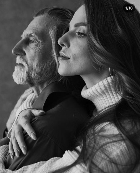 Older Family Photography, Father Daughter Poses, Father Daughter Pictures, Mother Daughter Photography Poses, Father Daughter Photos, Daughter Photo Ideas, Studio Family Portraits, Family Photo Studio, Father Daughter Photography