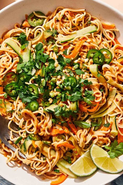 A light & veggie-loaded Cold Peanut Noodle Salad made with ramen noodles, creamy peanut sauce, crunchy vegetables like cucumbers & bell peppers, tons of fresh herbs, & a squeeze of lime juice. Chill & serve for the perfect easy 30-minute meal for hot summer nights, make-ahead lunches, summer BBQs or cookouts, & more. (Naturally Vegetarian & Dairy-Free; easily Vegan & Gluten-Free) #peanutnoodlesalad #coldpeanutnoodlesalad #peanutnoodles #vegetarianrecipes #plantbasedrecipes #easydinnerideas Cold Peanut Noodles, Cold Noodles Recipes, Peanut Noodle Salad, Homemade Peanut Sauce, Noodle Salad Cold, Crunchy Vegetables, Cucumber Noodles, Ramen Salad, 30 Minute Meals Easy